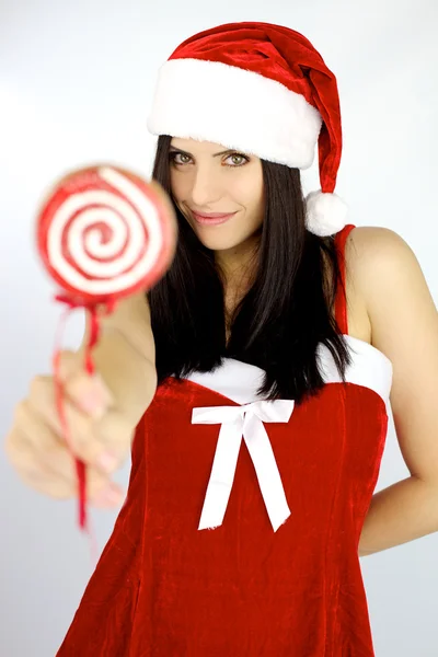 Vacker kvinna jultomte med lollipop — Stockfoto