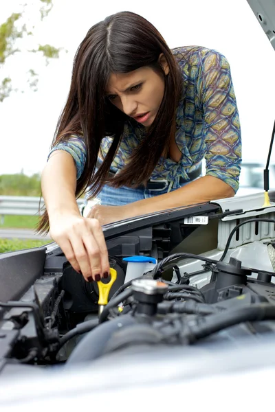 Kobieta kontroli samochód uszkodzony silnik — Zdjęcie stockowe