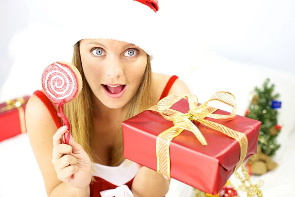 Glad vacker kvinnlig jultomte med julklapp — Stockfoto