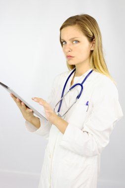 güzel sarışın doktor ile tablet arıyorsunuz