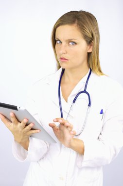 ciddi Bayan doktor ile tablet çalışan arıyorsunuz