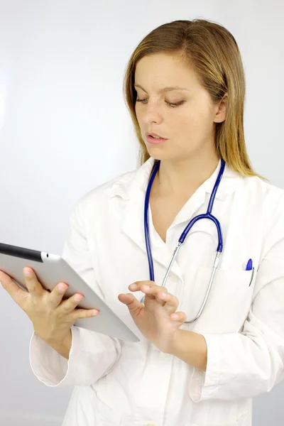 Junge Ärztin arbeitet mit Tablette — Stockfoto