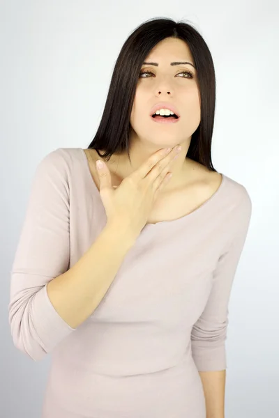 喉の病気を持つ美しい女性 — ストック写真