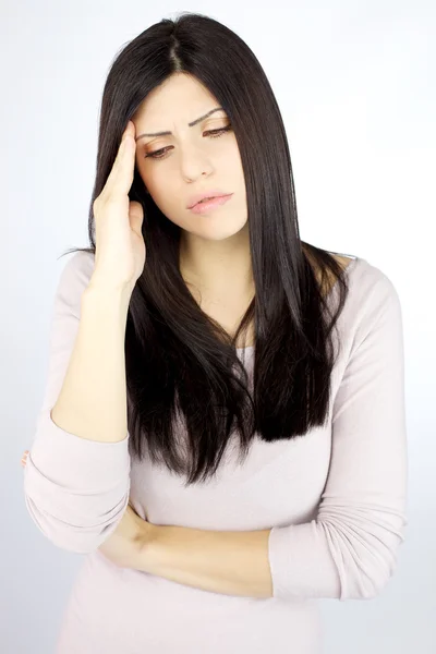Mujer guapa triste que sufre dolor de cabeza fuerte malo — Foto de Stock