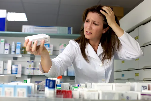 Farmacéutico desesperado trabajando en farmacia — Foto de Stock