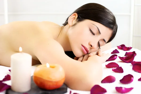 Beautiful woman relaxing sleeping naked during massage in spa — Stock Photo, Image