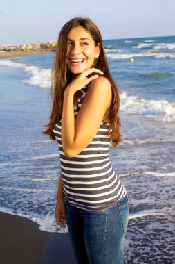 güzel kadın sahilde rahatlatıcı