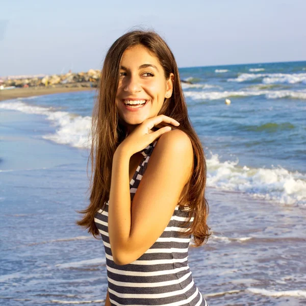 Carino giovane donna rilassante durante le vacanze sulla spiaggia — Foto Stock