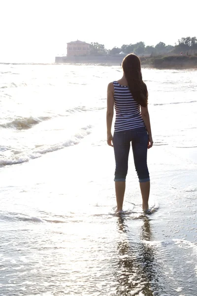 Mujer solitaria en el mar — Foto de Stock