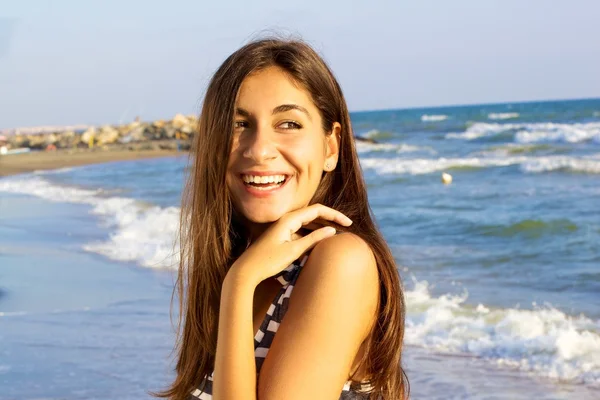 Giovane donna carina felice di vacanza al mare — Foto Stock