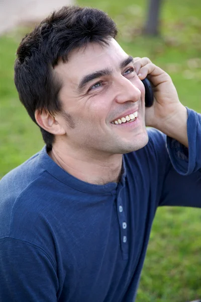 Homem desfrutando de telefonema sorrindo sucessos felizes — Fotografia de Stock