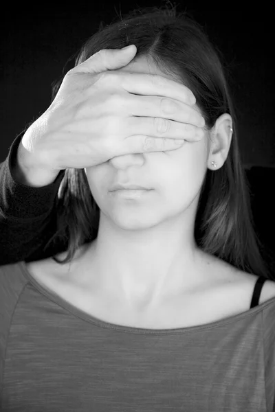 Hombre mujer cegadora blanco y negro — Foto de Stock