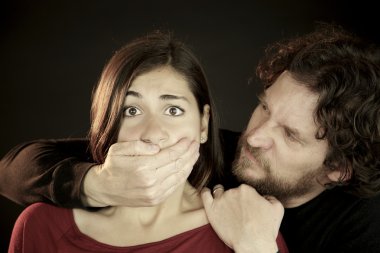 korkunç adam kötüye genç kadın dehşet içinde