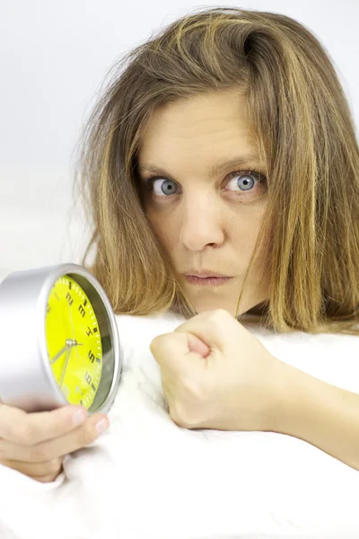 Mujer enojada lista para golpear el despertador — Foto de Stock