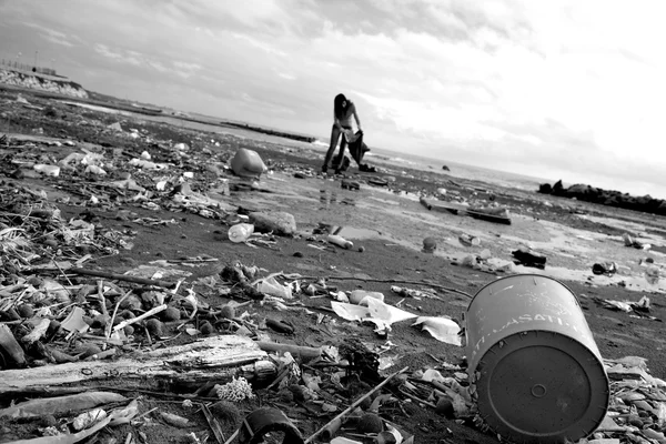 Disastro di pericolo ecologico sulla spiaggia in bianco e nero — Foto Stock