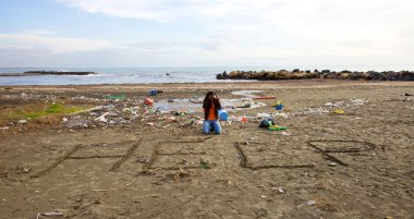 kirli Beach'te oturan üzgün çaresiz kadın