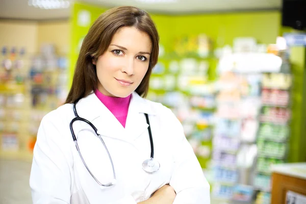 Gelukkig apotheker glimlachen op het werk — Stockfoto