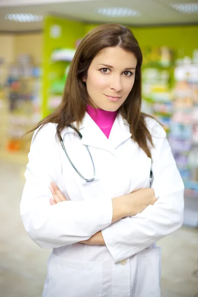 Goed uitziende doctor in de farmacie glimlachen — Stockfoto