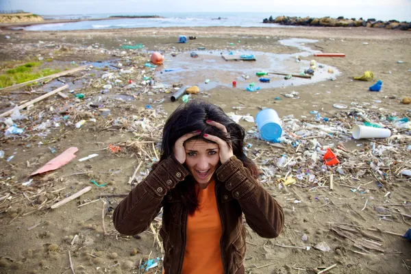 Woman shouting in front of ecologic disaster dirty beach — Stock Photo, Image