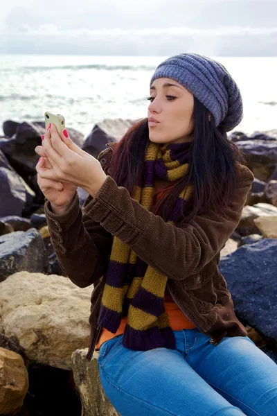 Mujer tomando fotos de sí misma —  Fotos de Stock