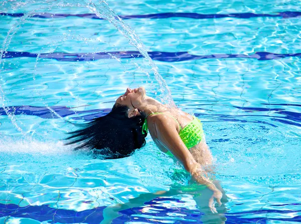 Fliegende lange Haare im Schwimmbad im Sommer — Stockfoto