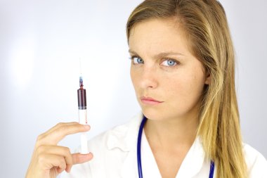ciddi doktor holding şırınga ile kan