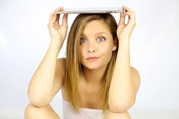 Mujer feliz con ipad en la cabeza sonriendo — Foto de Stock