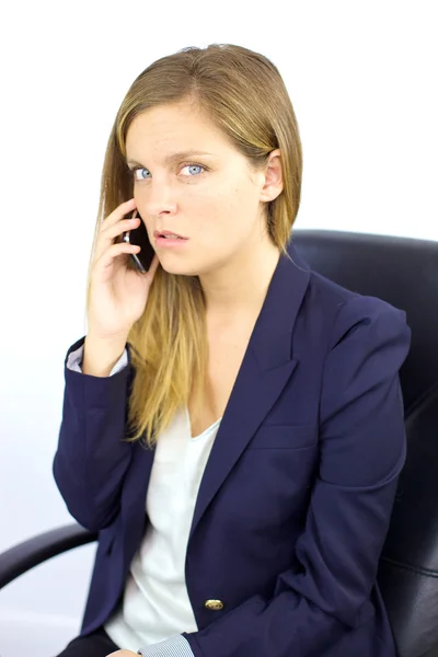 Беспокойная женщина по телефону — стоковое фото