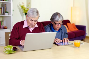 üst düzey iki aşık teknoloji tablet ve bilgisayar