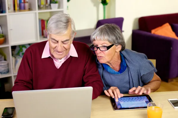 Feliz pareja de ancianos escribiendo correo electrónico a su nieto —  Fotos de Stock