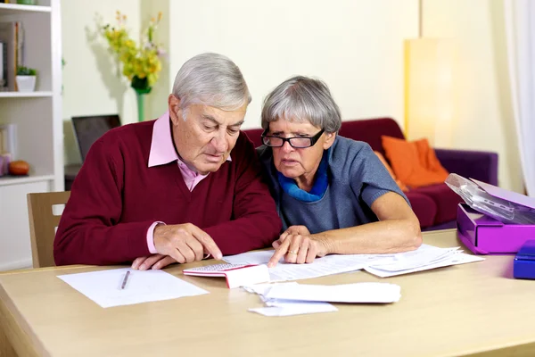 Senior family trying to do financial counts on bills — Stock Photo, Image