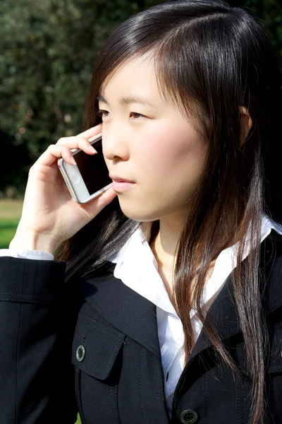 電話でのアジア系アメリカ人ビジネスの女性 — ストック写真