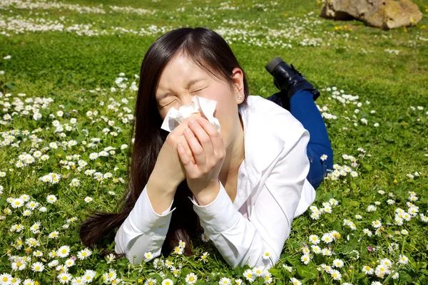 Asiática americana mujer alérgica a flores estornudo sic — Foto de Stock