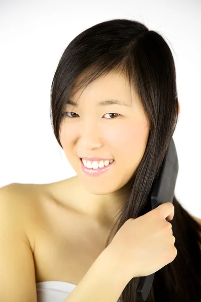 Felice sorridente bella donna asiatica spazzolatura capelli neri — Foto Stock