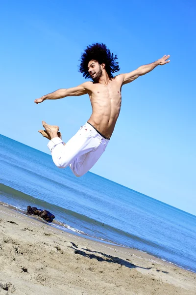 ビーチの前に空にジャンプ素晴らしいダンサー — ストック写真