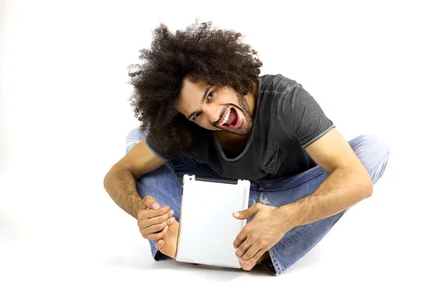 Afro hombre divertirse con la tableta en el estudio — Foto de Stock
