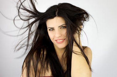 hava üfleme saçlı kadın portresi