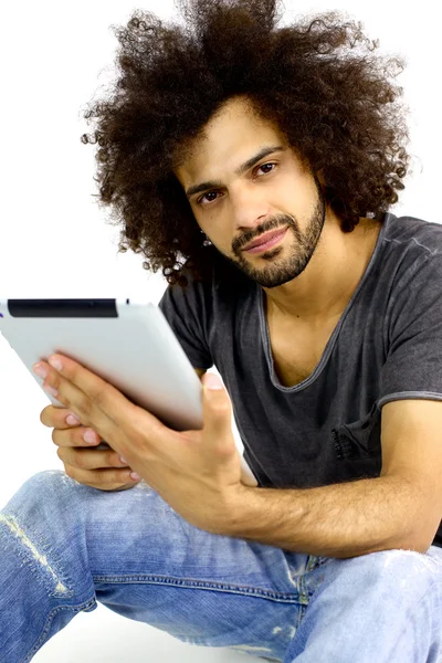 Portret van man met tablet in studio — Stockfoto