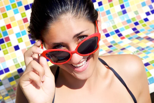 Souriant jeune fille heureuse avec des lunettes de soleil coupées — Photo