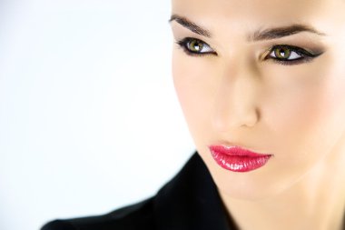 Yeşil gözlü kadın modeli güzel makyaj
