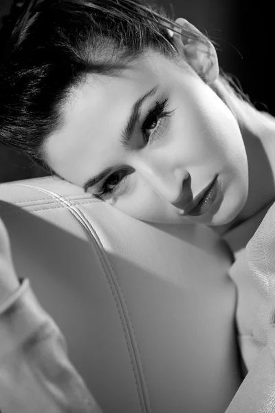 güzel closeup retro tarzı siyah ve beyaz kadın 