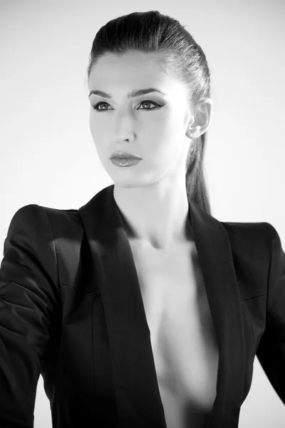 Portret van sexy vrouw in zwart-wit — Stockfoto