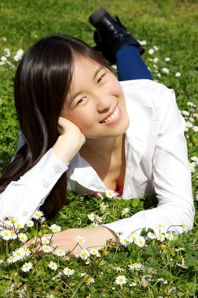 Feliz lindo asiático mujer relajante en primavera — Foto de Stock