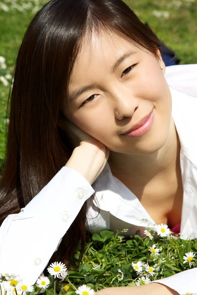 Porträt einer wunderschönen chinesisch-amerikanischen Frau im Park — Stockfoto