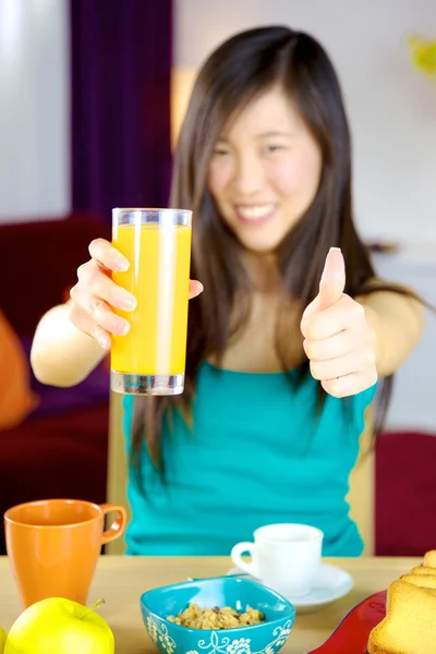 Большой палец для апельсинового сока — стоковое фото