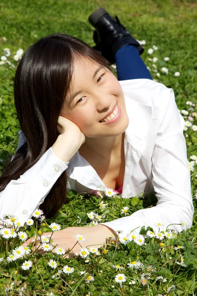 Zadowolony ładny Azji kobieta relaksujący na wiosnę — Zdjęcie stockowe