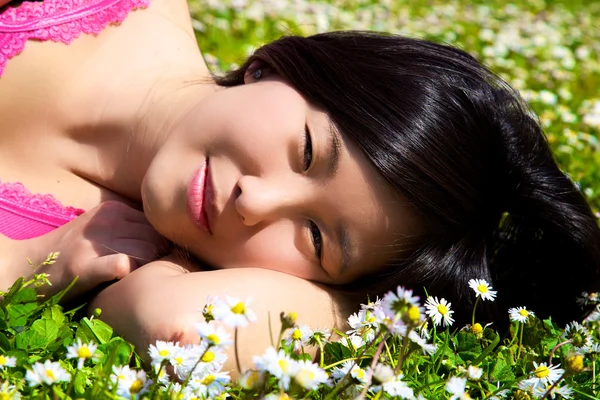 Sorridente felice carino asiatico donna in primavera — Foto Stock
