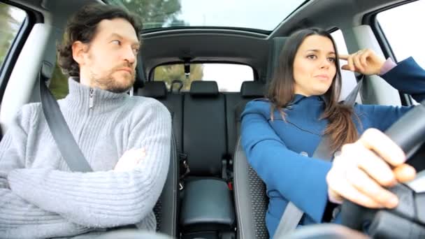 Муж и жена в машине — стоковое видео