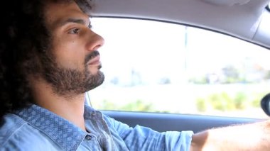 üzgün adam sürüş araba