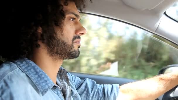 Bonito homem condução carro — Vídeo de Stock